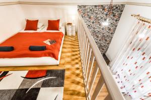 ブダペストにあるBpR Cozy Rosie Apartmentのベッドルーム1室(ベッド1台付)、階段