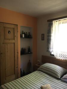 1 dormitorio con cama y ventana en Penzion Prezident, en Soběraz