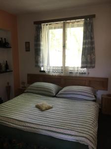 sypialnia z dużym łóżkiem i oknem w obiekcie Penzion Prezident w mieście Soběraz