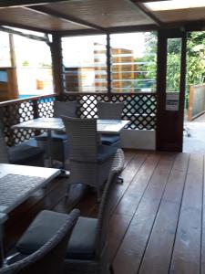 een restaurant met stoelen en tafels en een houten vloer bij Auberge d'antan in Saint-Pierre