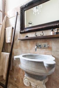 Kúpeľňa v ubytovaní Boutique Rustic Apartment with Amazing Terrace