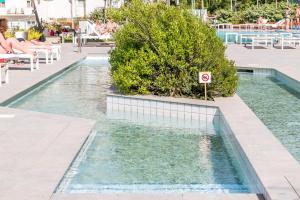 ein Pool in einem Resort ohne Schwimmzeichen in der Unterkunft Hotel Le Axidie in Vico Equense