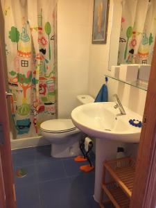 een badkamer met een toilet, een wastafel en een douche bij Apartamento Cabo Mar in El Campello