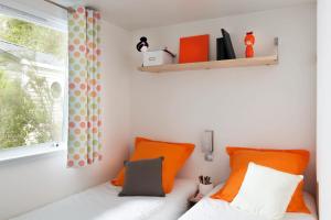 Postel nebo postele na pokoji v ubytování CAMPING & SPA CAP SOLEIL