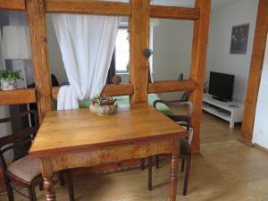 una sala da pranzo con tavolo e sedie in legno di Privatzimmer Othmarsweg a Naumburg