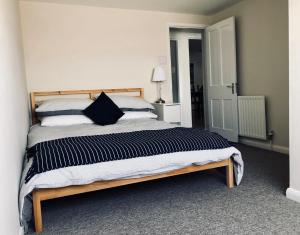 Postel nebo postele na pokoji v ubytování Large central Falmouth apartment with views Top rated