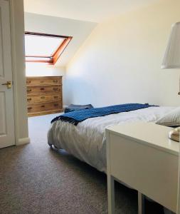 Postel nebo postele na pokoji v ubytování Large central Falmouth apartment with views Top rated