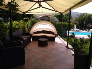 Un cenador con sofás y una piscina. en Holiday Home Salva, en La Rinconada de la Sierra