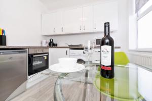 ドンカスターにあるThe Urbanの- ガラス張りの台所に座るワイン1本