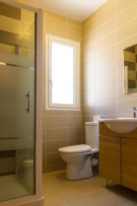 uma casa de banho com um WC, um lavatório e uma janela em Le Puy Carmin - Gîte 6 personnes - 18 min du PuyDuFou em Bazoges-en-Paillers