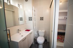 ル・ホーヴァルトにあるl'INTERMEDEの小さなバスルーム(トイレ、シンク付)