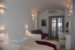 Postel nebo postele na pokoji v ubytování Arion Bay Hotel Santorini