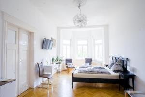 een slaapkamer met een bed en een woonkamer bij Auwald Apartment in Leipzig