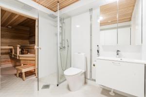 Kylpyhuone majoituspaikassa Local Nordic Apartments - Snow Weasel