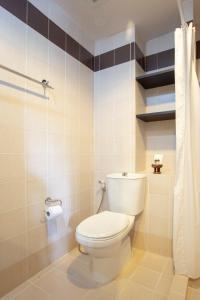 e bagno con servizi igienici e doccia. di Ariya inn Chiangrai a Chiang Rai Altre 28 foto