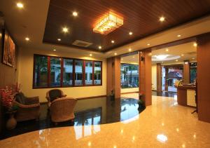 Area lobi atau resepsionis di Chaophayathara Riverside Hotel