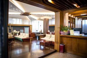 a lobby with a living room with a couch at Hotel Citta' Di Conegliano in Conegliano