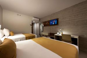 Llit o llits en una habitació de Microtel Inn & Suites by Wyndham San Luis Potosi