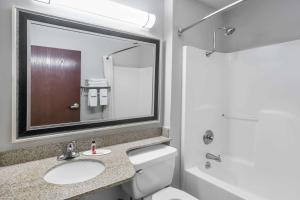 Et badeværelse på Microtel Inn and Suites Lafayette