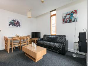 uma sala de estar com um sofá e uma mesa em Contractor long stay reduced rates 57 em Manchester