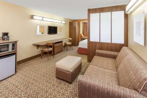 una camera d'albergo con un letto e un soggiorno di Microtel by Wyndham South Bend Notre Dame University a South Bend