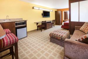 A television and/or entertainment centre at Microtel Inn by Wyndham Stillwater