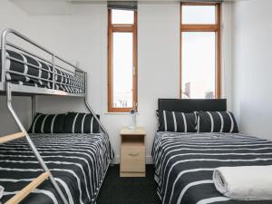 een slaapkamer met 2 bedden en een stapelbed bij Business long stay rates 56 in Manchester