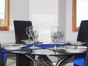 een tafel met wijnglazen en borden erop bij Business long stay rates 56 in Manchester