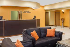 Area soggiorno di Microtel by Wyndham South Bend Notre Dame University