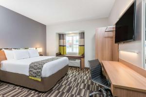 Televisyen dan/atau pusat hiburan di Microtel Inn & Suites by Wyndham New Martinsville