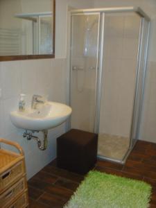 Haus Panorama في فيلزموس: حمام مع حوض ودش مع مرآة +38 صورة