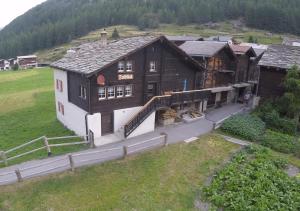 eine Luftansicht eines großen Gebäudes mit einem Haus in der Unterkunft Chalet Talblick, alte Gasse 40 in Saas-Grund