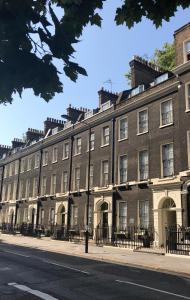 eine Reihe von Backsteingebäuden in einer Stadtstraße in der Unterkunft Jesmond Hotel in London