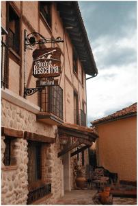 a sign on the side of a building at El Rincón de Rascafría in Rascafría