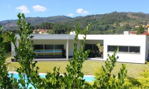ヴィエイラ・ド・ミーニョにあるCasa Vale da Cortinha - Near Gerêsの庭の景色を望む家