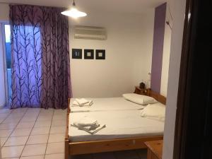 Postel nebo postele na pokoji v ubytování Tholos Rooms
