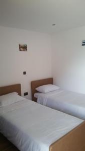 A bed or beds in a room at Banya Guest Rooms 23