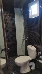 A bathroom at Banya Guest Rooms 23