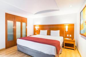 מיטה או מיטות בחדר ב-Eurostars Zona Rosa Suites