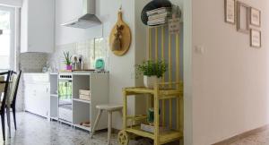 una cucina con uno scaffale giallo in una stanza di La Casa Di Elda a Dolceacqua