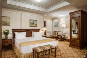 Un pat sau paturi într-o cameră la Nobil Luxury Boutique Hotel