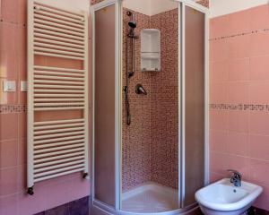 un bagno con doccia, WC e lavandino di La Casa Di Elda a Dolceacqua Altre 15 foto