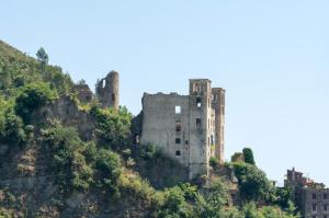 stary zamek na szczycie góry w obiekcie La Casa Di Elda w mieście Dolceacqua