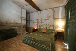 Postel nebo postele na pokoji v ubytování VesConte Residenza D'epoca dal 1533