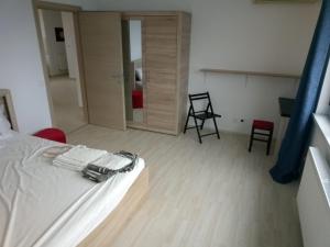 Habitación con cama, 2 sillas y espejo. en Sara Sea View Olimp, en Olimp