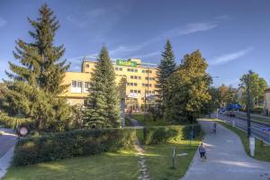 uma pessoa a andar em frente a um edifício em Hostel Relaks em Olsztyn