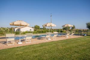 Bazén v ubytovaní Agriturismo Il Mirto alebo v jeho blízkosti