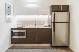 A kitchen or kitchenette at Hibiscus Suites - Sarasota