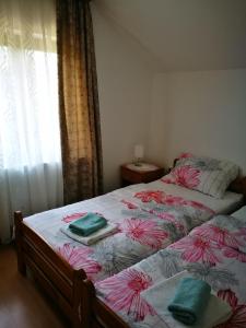 ein Schlafzimmer mit einem Bett mit zwei Handtüchern darauf in der Unterkunft Apartment Manda in Rakovica