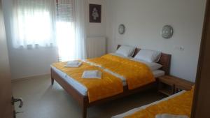 En eller flere senger på et rom på Apartma Šmid